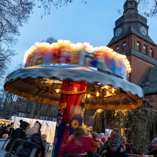 Adventsmarkt - Karusell vor der Stiftskirche 