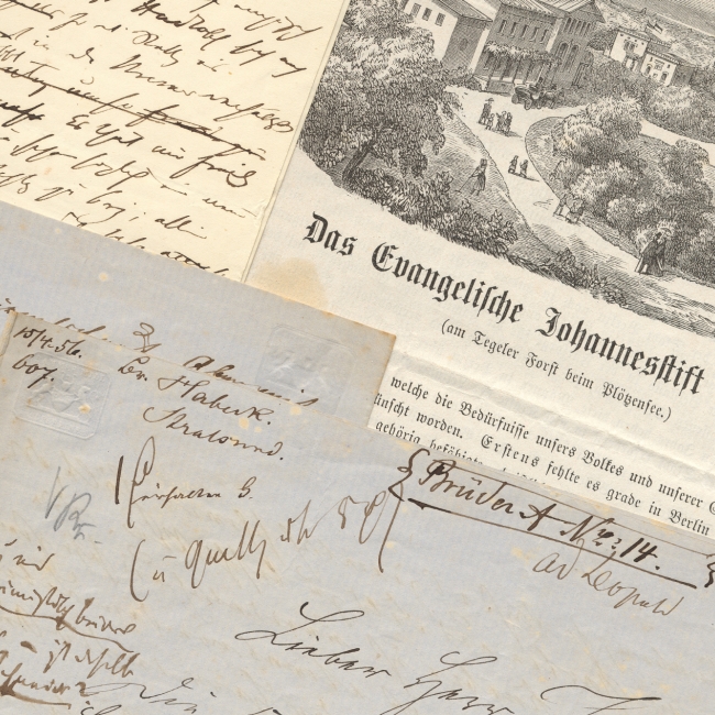 Historische Zeitungsausschnitte und Dokumente des Evangelischen Johannesstifts liegen übereinander.