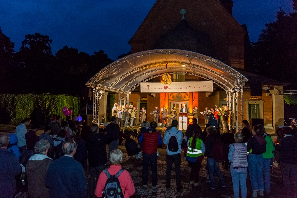 Aufnahme während des abendlichen Auftritts der Musikkapelle auf einer Bühne auf dem Gelände des Evangelischen Johannesstifts.