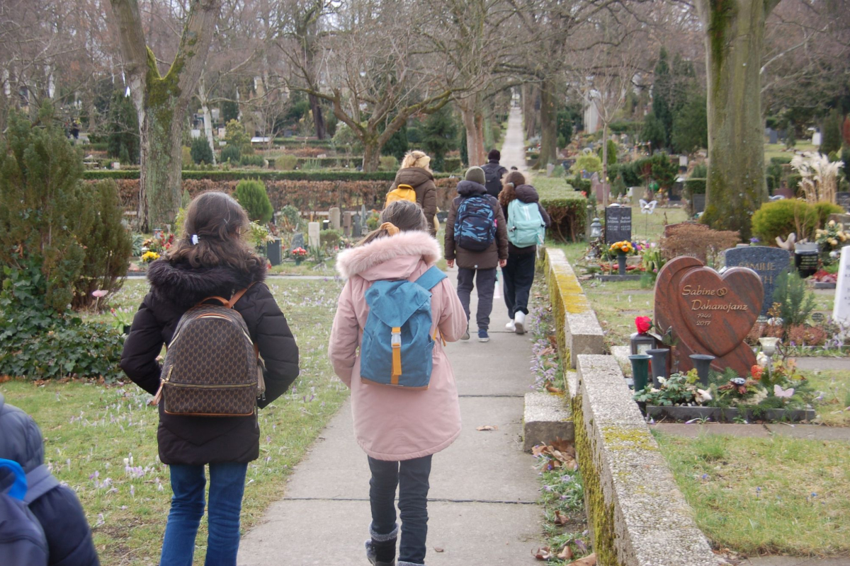 Kinder auf Friedhof