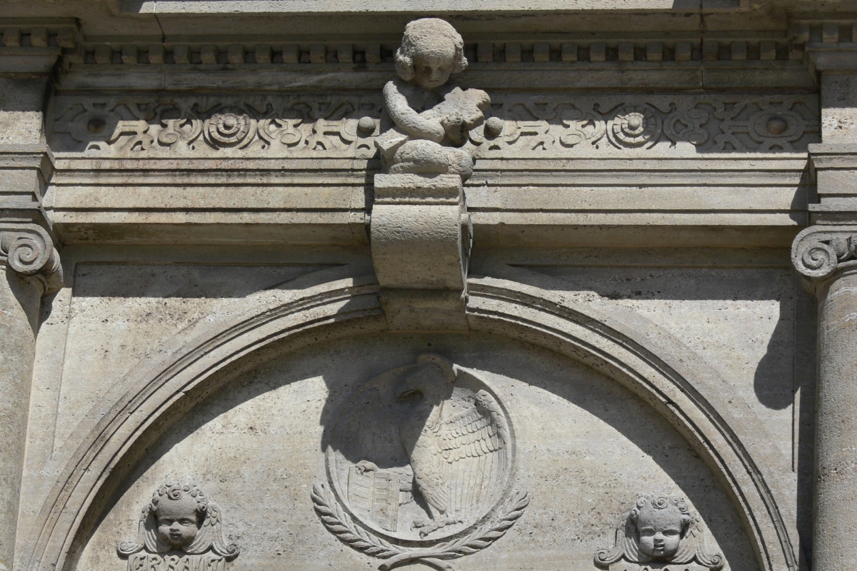 Ein Bogenfeld über dem Portal mit dem Adler, Symbol des Evangelisten Johannes.