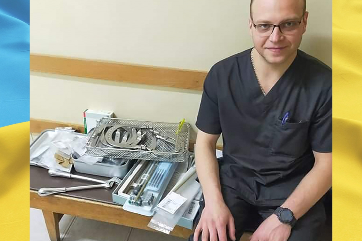 Direkt in ein ukrainisches Krankenhaus liefern wir auch OP-Sets. Das Material wie Fixateure zur Erstversorgung komplizierter Knochenbrüche ist derzeit schwer zu bekommen. Unterstützung gibt es dabei von dem Unternehmen Stryker, das ein Drittel der Kosten zu übernimmt.