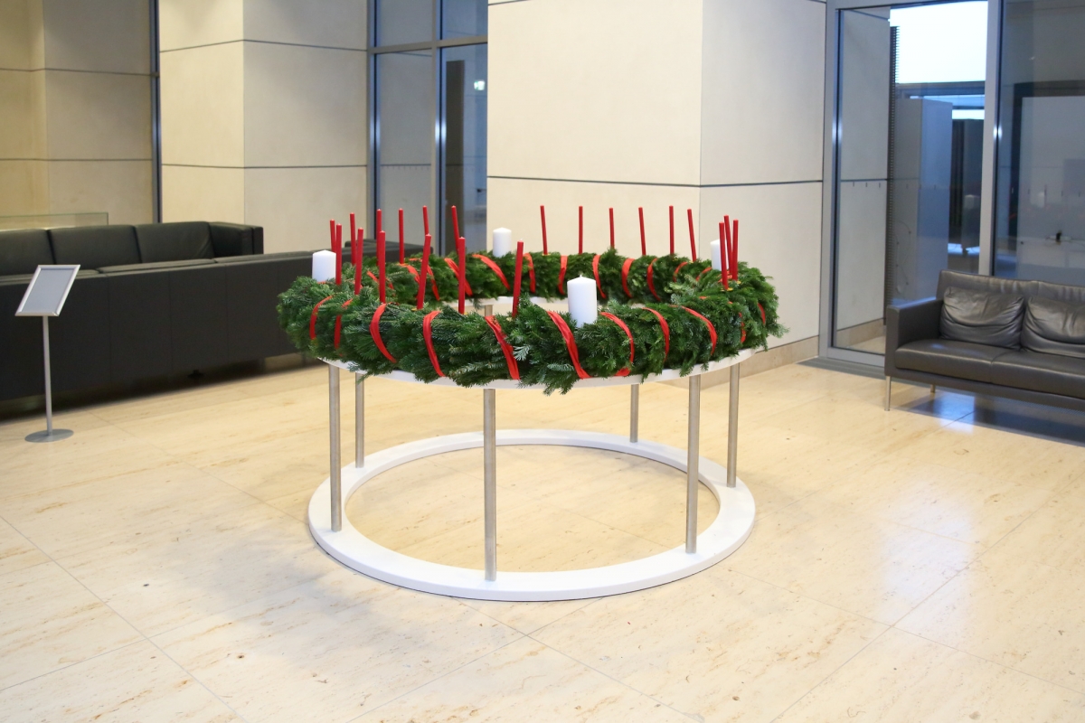 Der Wichernkranz in der Lobby des Bundestags