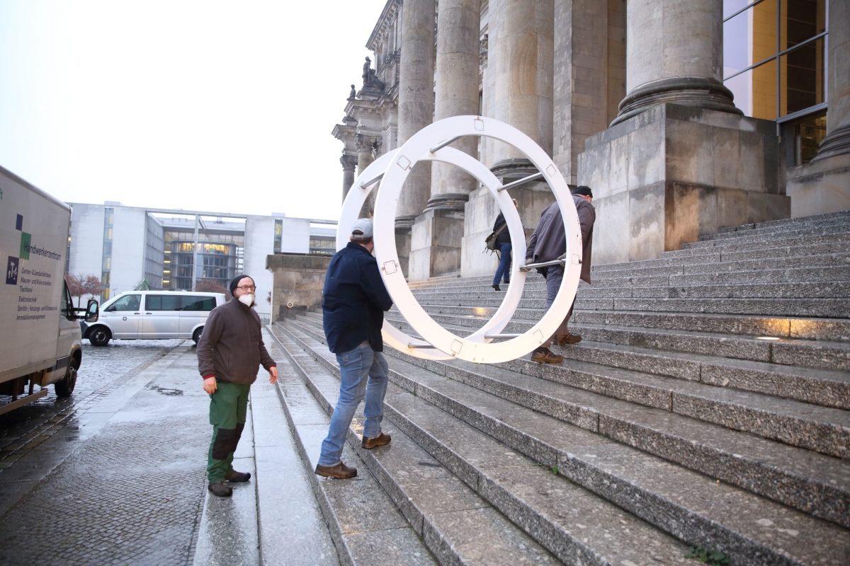 Anlieferung des Kranzes am Bundestag