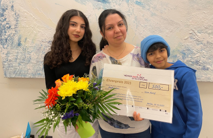 Ehrenamtspreis Blumen und Scheck für Nura Sharaf