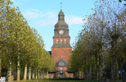 Allee und Stiftskirche im Herbst