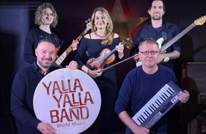 Gruppenbild mit 5 Personen der Yalla Yalla Band
