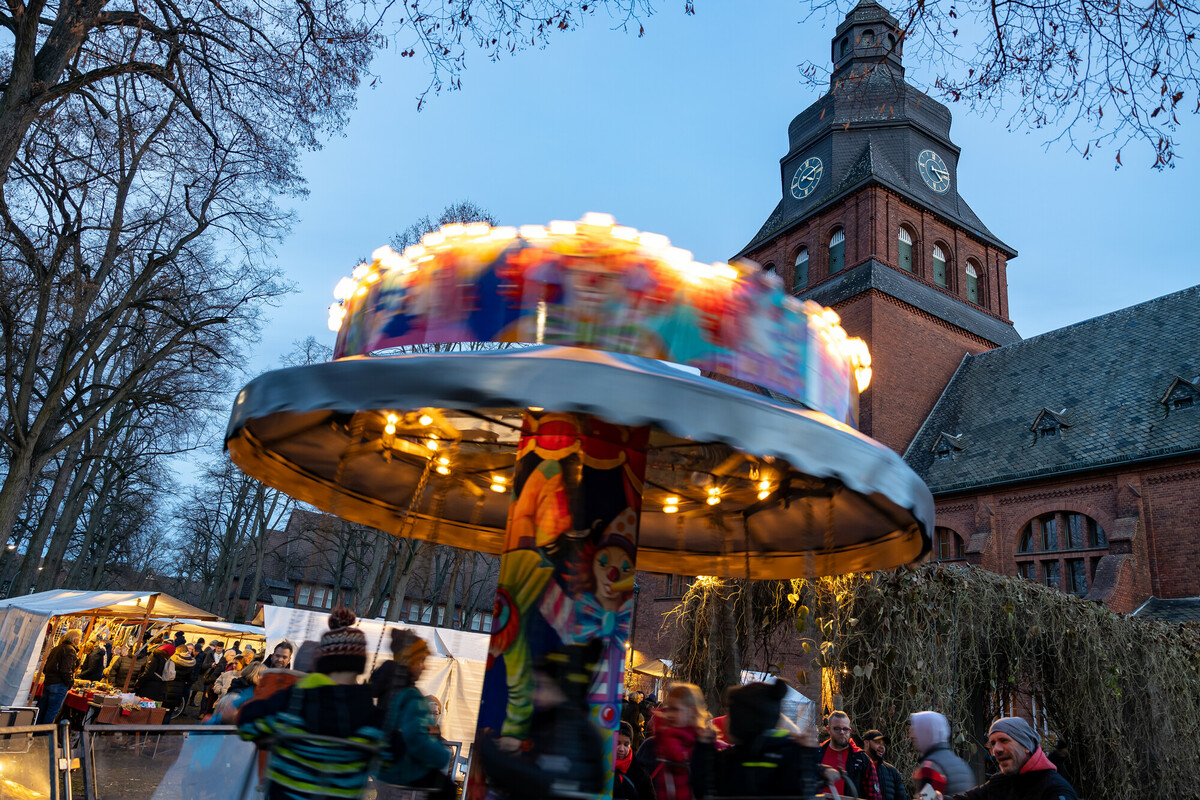 Adventsmarkt 2022 - Karusell vor der Stiftskirche 