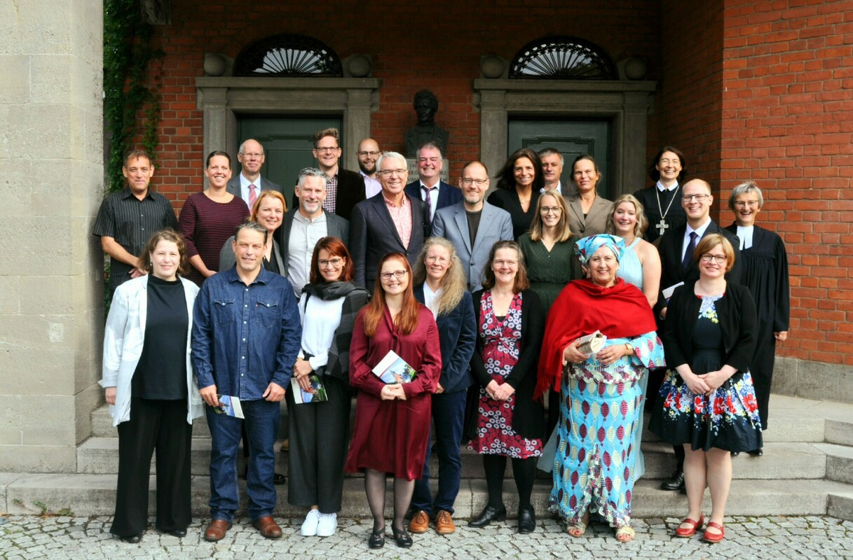 Gruppe von 26 Personen, Einsegnung von 15 Diakoninnen und Diakonen