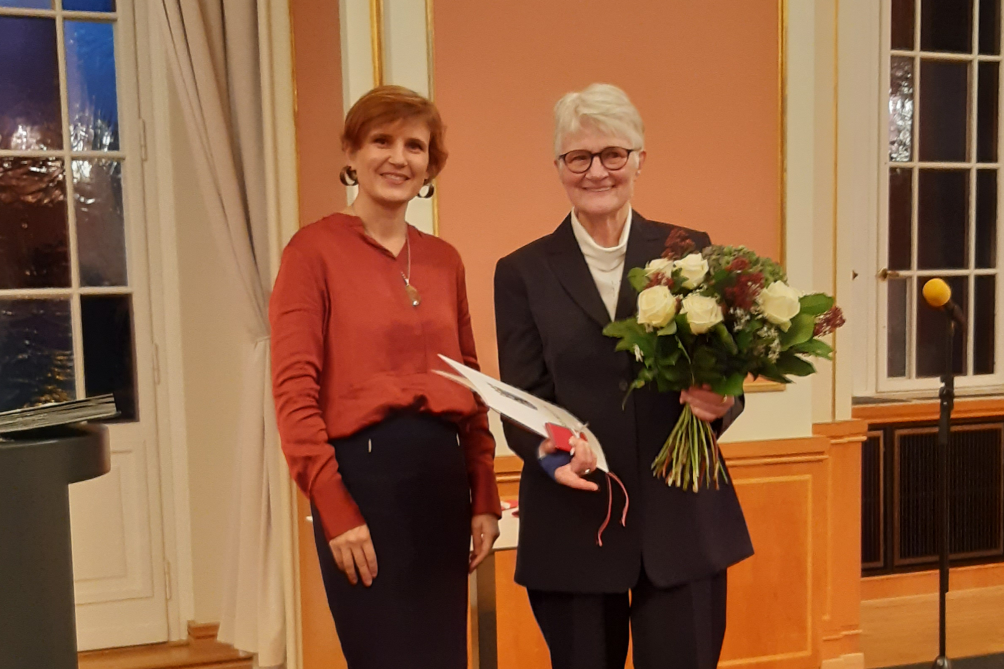 Katja Kipping überreicht Berliner Ehrennadel an Dagmar Schiele.