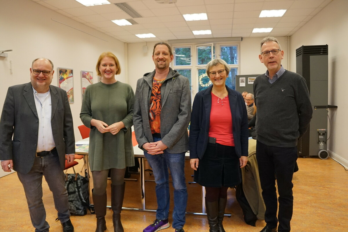 fünf Personen nebeneinander 