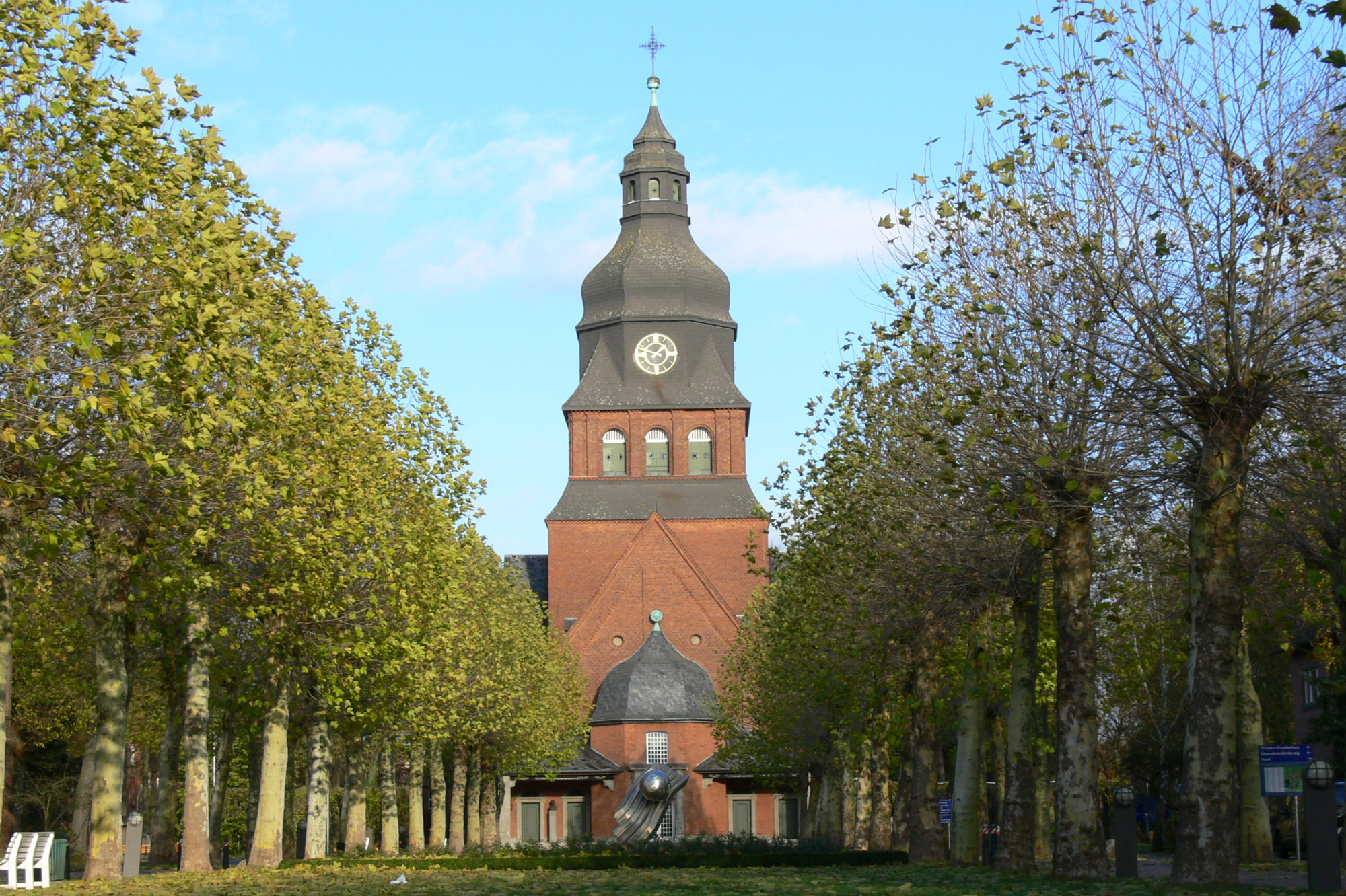 Allee und Stiftskirche im Herbst