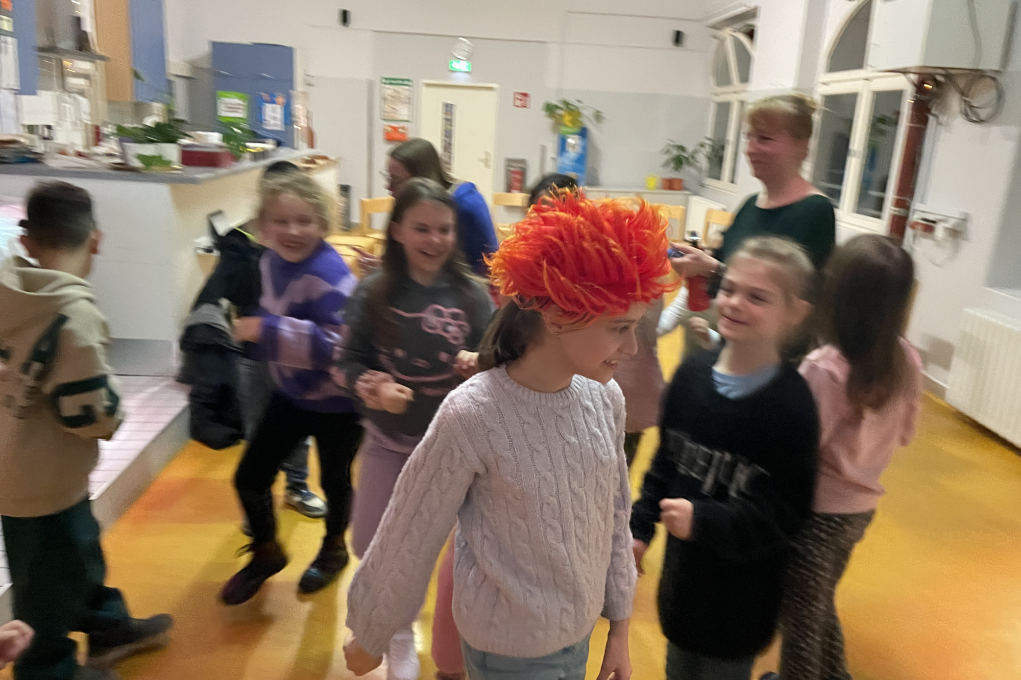 Leseabenteuer: spielende Kinder, eines mit roter Perücke