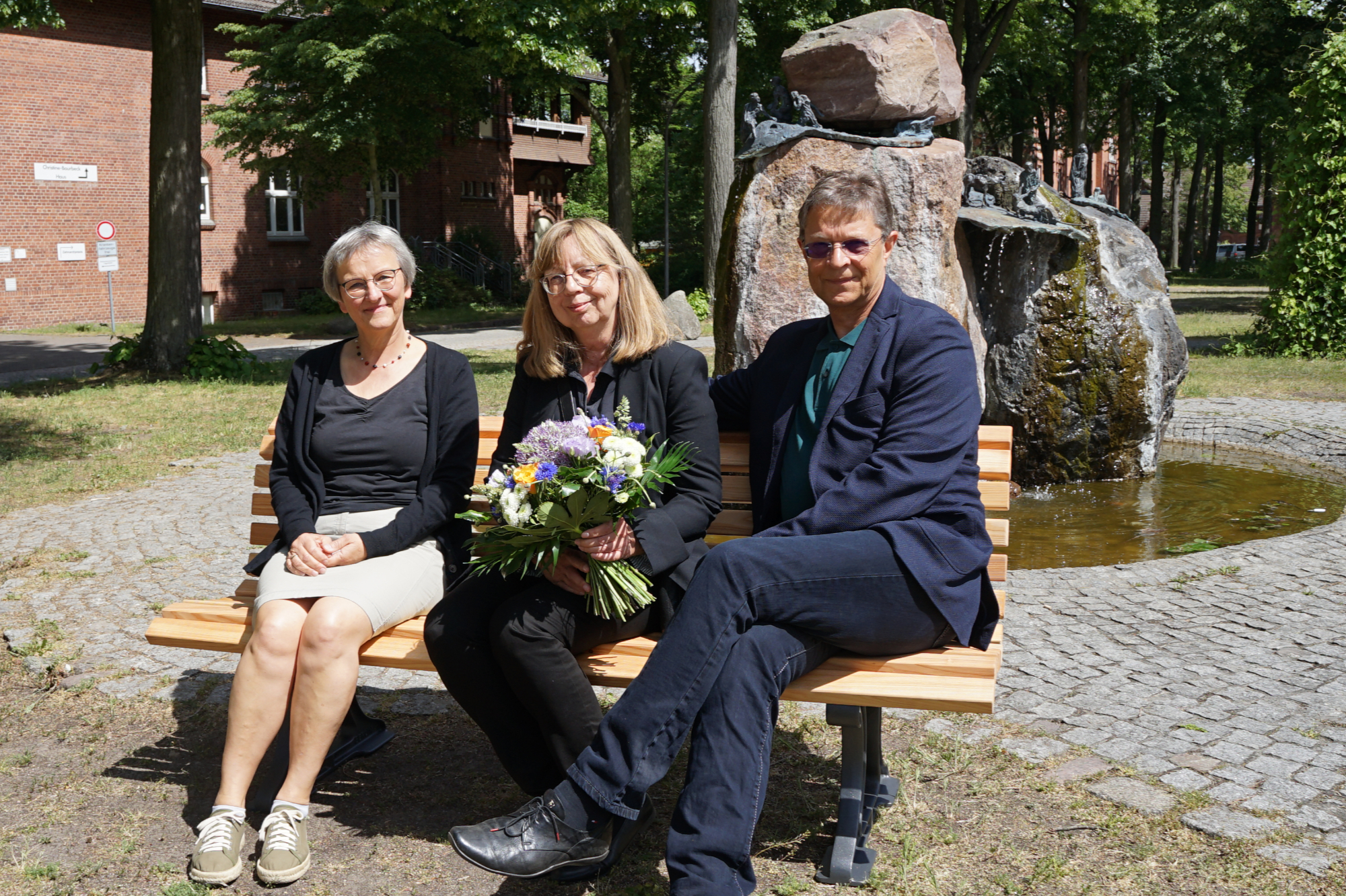 Familie Oelker spendet neue Bank vor der Stiftskirche