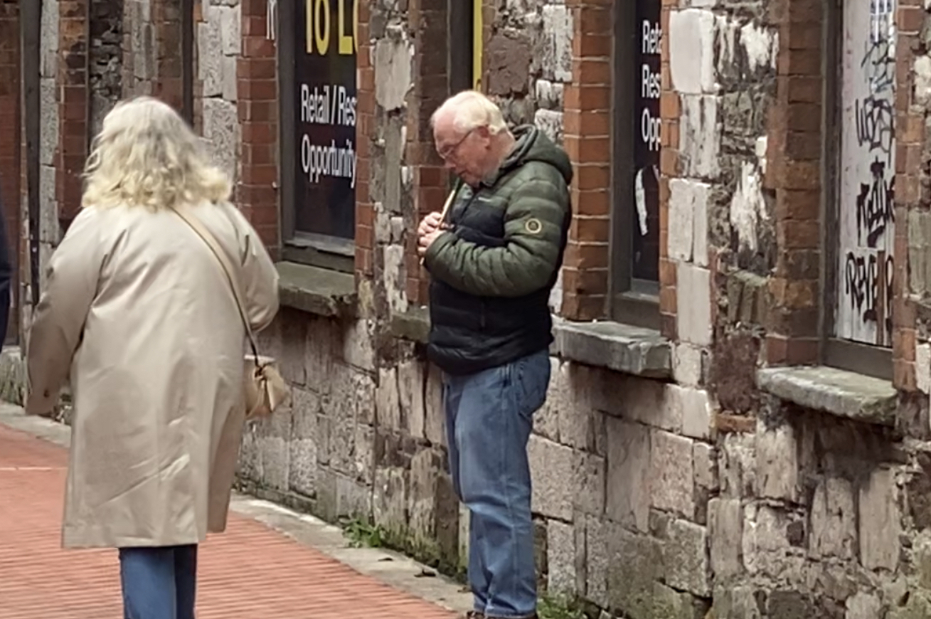 Frau und Flötenspieler 