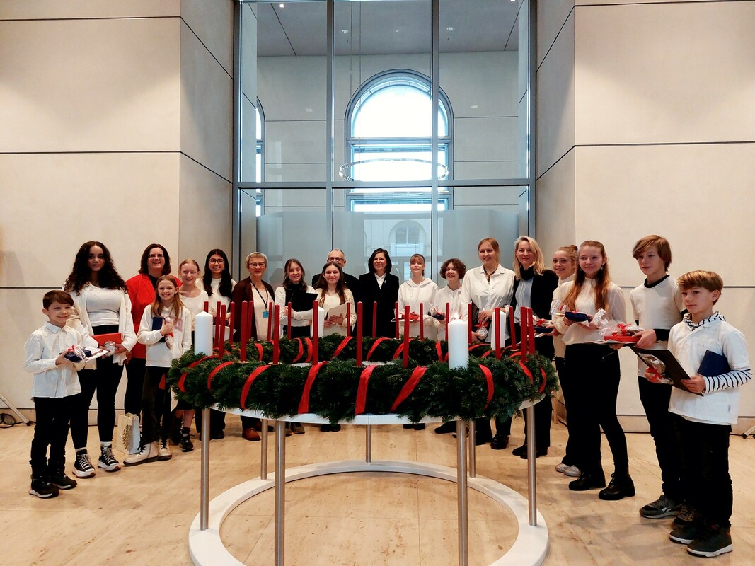 Die Diakonie Deutschland übergibt einen Wichern-Adventskranz aus dem Johannesstift an den Deutschen Bundestag