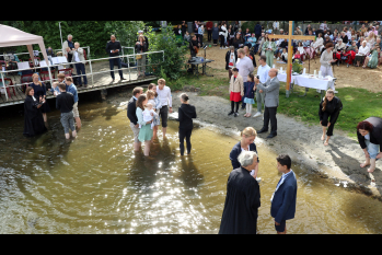 Aufnahme der zehn Täuflinge im Wasser während der Haveltaufe am 06. September