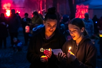 Zwei Mädchen mit Kerzen beim Lichterumzug