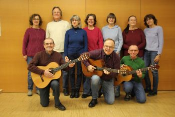 Ensemble Cantabile, Gruppenfoto 10 Personen inkl. 3 Gitarrenspieler  
