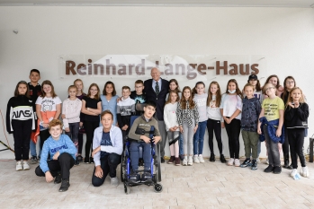 Großspender Reinhard Lange mit Schüler*innen der August Hermann Francke Schule und der Evangelischen Schule Spandau.