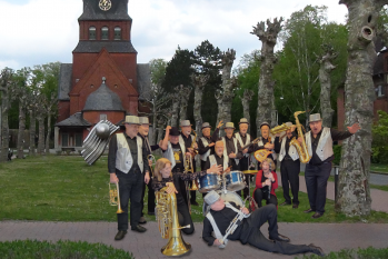 Das Spandauer Seniorenorchester vor der Stiftskirche
